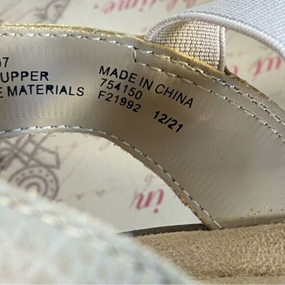 East Fifth Wedge Heel Sandals Womens Size 8 Strappy Stretch to Fit Design - Picture 8 of 8